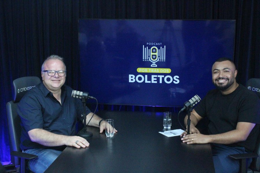 Host e convidado no estúdio