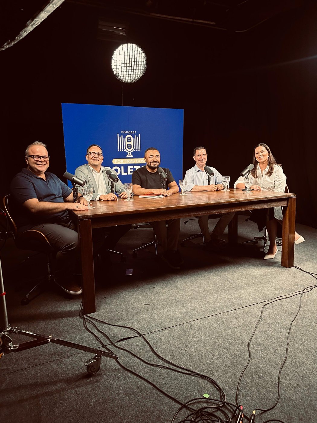Host e quatro convidados à mesa no estúdio
